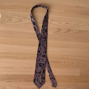 Geoffrey Beene Men’s Paisley 100% Silk Tie in Mauve and Black